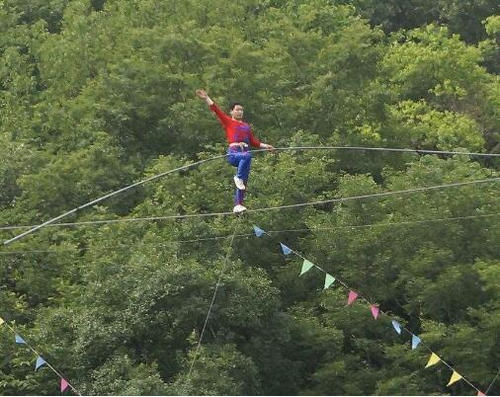 告訴你物理知識是如何應用于走鋼絲表演上的